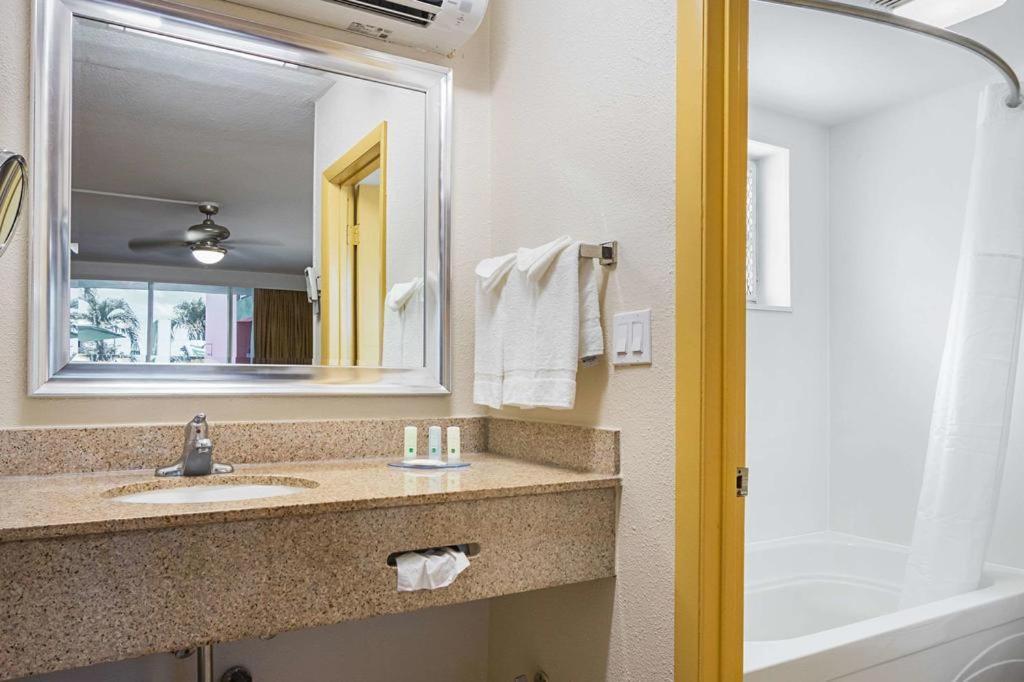 Quality Inn And Suites Montreal East מראה חיצוני תמונה